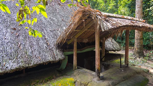 Ho Chi Minh Şehri, Vietnam- 9 Kasım 2022 Saigon yakınlarındaki Cu Chi Tünelleri, Vietnam 'ın ünlü turistik merkezi. Tarihi bölge devrimcisi Cu Chi tüneli, ünlü bir Vietnam üssü.