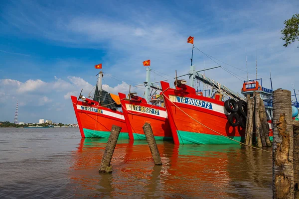 胡志明市 2022年11月9日 在湄公河三角洲河岸湄公河上的渔船 日落时码头上挂着越南国旗的鲜红色彩绘船只 — 图库照片