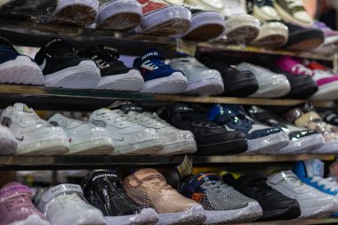 Ho Chi Minh City, Vietnam - 10 Kasım 2022 Saigon 'da Ben Thanh Market' in içinde. Sahte markalar burada satılıyor ve telif hakları ihlal ediliyor. Plastikle kaplı ürünler.