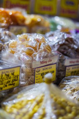 Ho Chi Minh City, Vietnam - 10 Kasım 2022 Saigon 'da bir markette fındık, şeker ve kurutulmuş meyve. Muhallebi Elma Mang Cau ve çeşitli tohumlar ve fındıklar Saigon 1. Bölge 'deki Ben Thanh Market rafında.
