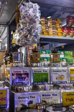 Ho Chi Minh City, Vietnam - 10 Kasım 2022 Saigon 'da bir markette fındık, şeker ve kurutulmuş meyve. Muhallebi Elma Mang Cau ve çeşitli tohumlar ve fındıklar Saigon 1. Bölge 'deki Ben Thanh Market rafında.