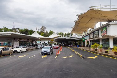 Langkawi, Malezya - 12 Aralık 2022: Malezya adası Langkawi 'deki Kuah' taki Jetty. Turistler feribot geçişinden sonra limana varırlar ve taksiler tarafından alınırlar. Langkawi Turizm Adası