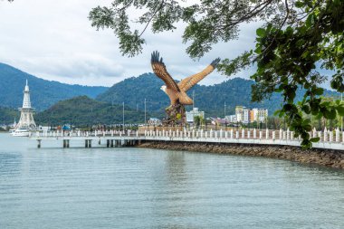 Langkawi, Malezya - 12 Aralık 2022 Langkawi Kartalı. Malezya Adası 'nın simgesi. Kuah Jetty ve Langkawi küresel çevre parkı yakınlarındaki Kartal Meydanı 'nda dev bir kartal heykeli..