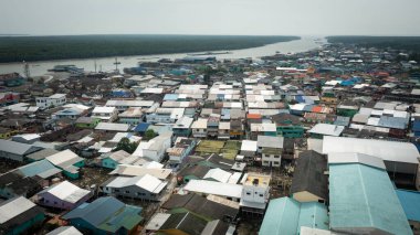 Pulau Ketam, Malezya - 26 Aralık 2022: Pulau Ketam, çeviri, yengeç adası, Klang kıyısında küçük bir ada. Balıkçı köyünün havadan görünüşü. Sahildeki kaleler üzerine kurulmuş