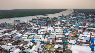 Pulau Ketam, Malezya - 26 Aralık 2022: Pulau Ketam, çeviri, yengeç adası, Klang kıyısında küçük bir ada. Balıkçı köyünün havadan görünüşü. Sahildeki kaleler üzerine kurulmuş