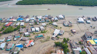 Pulau Ketam, Malezya - 26 Aralık 2022: Pulau Ketam, çeviri, yengeç adası, Klang kıyısında küçük bir ada. Balıkçı köyünün havadan görünüşü. Sahildeki kaleler üzerine kurulmuş