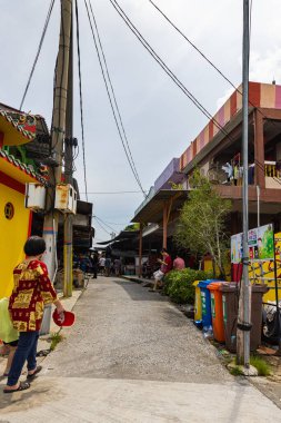 Pulau Ketam, Malezya - 26 Aralık 2022: Pulau Ketam tercümesi yengeç adası anlamına gelir. Balıkçı köyünün sokak manzarası tamamen ayaklıklar üzerine kurulmuş.