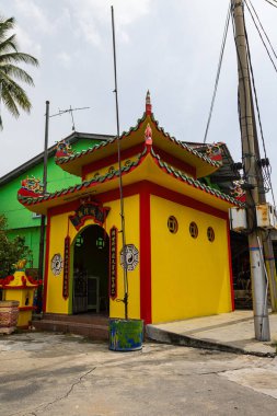 Pulau Ketam, Malezya - 26 Aralık 2022: Pulau Ketam tercümesi yengeç adası anlamına gelir. Çin tapınağı tüm köy gibi kaleler üzerine inşa edildi.