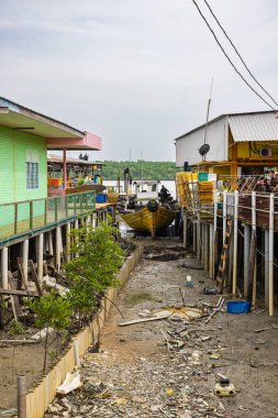 Pulau Ketam, Malezya - 26 Aralık 2022: Pulau Ketam kelimenin tam anlamıyla tercüme edilmiş, yengeç adası anlamına gelir, Klang kıyısında küçük bir adadır. Sular çekildiği zaman gemi durgun evler arasında.