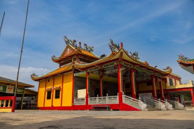 Pulau Ketam, Malezya - 26 Aralık 2022: Pulau Ketam tercümesi yengeç adası anlamına gelir. Çin tapınağı tüm köy gibi kaleler üzerine inşa edildi.