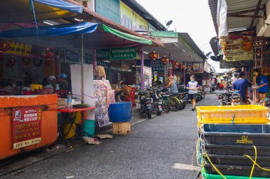 Pulau Ketam, Malezya - 26 Aralık 2022: Pulau Ketam tercümesi yengeç adası anlamına gelir. Balıkçı köyünün sokak manzarası tamamen ayaklıklar üzerine kurulmuş.