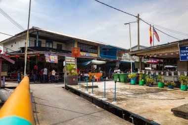 Pulau Ketam, Malezya - 26 Aralık 2022: Pulau Ketam tercümesi yengeç adası anlamına gelir. Balıkçı köyünün sokak manzarası tamamen ayaklıklar üzerine kurulmuş.