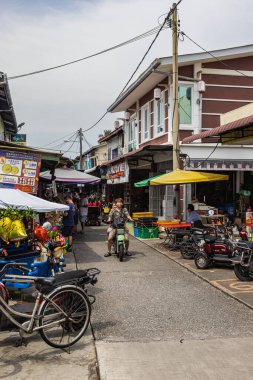 Pulau Ketam, Malezya - 26 Aralık 2022: Pulau Ketam, Klang açıklarındaki küçük ada anlamına gelir. Elektrikli bisikletleri olan balıkçı köyünün dar yolları.