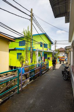 Pulau Ketam, Malezya - 26 Aralık 2022: Pulau Ketam tercümesi yengeç adası anlamına gelir. Balıkçı köyünün sokak manzarası tamamen ayaklıklar üzerine kurulmuş.