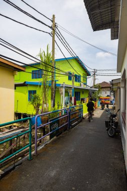Pulau Ketam, Malezya - 26 Aralık 2022: Pulau Ketam tercümesi yengeç adası anlamına gelir. Balıkçı köyünün sokak manzarası tamamen ayaklıklar üzerine kurulmuş.