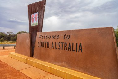 Outback, Avustralya - 12 Kasım 2022: Güney Avustralya Kuzey sınırında imza attı. Avustralya 'nın kuzeyine hoş geldiniz işareti. Sınır aynı zamanda zaman dilimlerinin de sınırı..