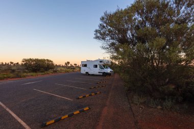 Outback, Avustralya - 12 Kasım 2022: Karavan gezisi. Seyahat macerası yaşayan insanlar. Kiralık karavan yolculuğundaki turistler Avustralya 'nın engin kırsal bölgelerine bakıyorlar.