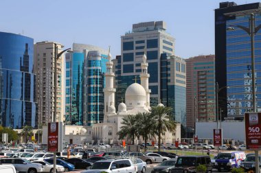 Dubai, UAE - February 14,2022: White mosque in the sector of Deira. Deira area along Dubai Creek shoreline, mosque between Baniyas and Al Maktoum roads near Hilton Dubai Cree hotel. Jumeirah Mosque