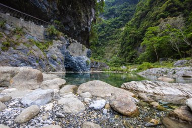Taroko Ulusal Park Vadisi 'nden geçen bir derenin hayali fotoğrafı. İpeksi su, büyük taşların üzerine dökülür ve huzur verici bir manzara yaratır. Shakadang yürüyüş parkurunda, Tayvan doğal mucizeleri