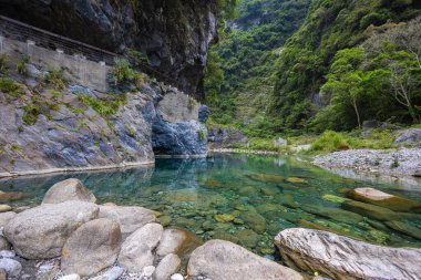 Taroko Ulusal Park Vadisi 'nden geçen bir derenin hayali fotoğrafı. İpeksi su, büyük taşların üzerine dökülür ve huzur verici bir manzara yaratır. Shakadang yürüyüş parkurunda, Tayvan doğal mucizeleri