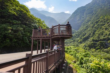 Qingshui Uçurumu, Tayvan - 23 Mayıs 2023: Qingshui Kayalıkları 'nın görüş açısı. Çarpıcı manzara Tayvan 'ın güneydoğu kıyısındaki kayalıkların ihtişamını gözler önüne seriyor. Gök mavisi denize bak.,