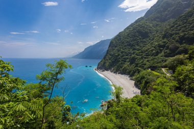 Çarpıcı manzara, Tayvan 'ın güneydoğu kıyısındaki uçurumların ihtişamını, Taroko Ulusal Parkı yakınlarındaki Qingshui Kayalıkları' nı gözler önüne seriyor. Yükselen ve yemyeşil, gök mavisi denizi gözden kaçırıyorlar, huşu hissi uyandırıyorlar. Peyzaj