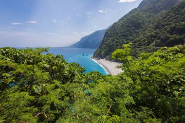 Çarpıcı manzara, Tayvan 'ın güneydoğu kıyısındaki uçurumların ihtişamını, Taroko Ulusal Parkı yakınlarındaki Qingshui Kayalıkları' nı gözler önüne seriyor. Yükselen ve yemyeşil, gök mavisi denizi gözden kaçırıyorlar, huşu hissi uyandırıyorlar. Peyzaj