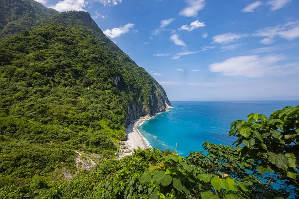 Çarpıcı manzara, Tayvan 'ın güneydoğu kıyısındaki uçurumların ihtişamını, Taroko Ulusal Parkı yakınlarındaki Qingshui Kayalıkları' nı gözler önüne seriyor. Yükselen ve yemyeşil, gök mavisi denizi gözden kaçırıyorlar, huşu hissi uyandırıyorlar. Peyzaj