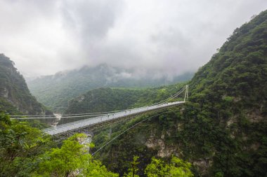 Bay Askı Köprüsü 'nü ya da Mountain Moon Köprüsü' nü havaya uçurun. Taroko Ulusal Parkı 'nda nefes kesici bir asma köprü. Buluowan Terrace Gözlem Güvertesi 'nden görüntü. Tayvan manzarası Doğa