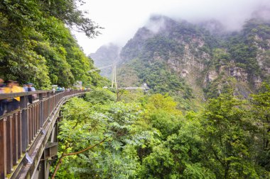 Bay Askı Köprüsü 'nü ya da Mountain Moon Köprüsü' nü havaya uçurun. Taroko Ulusal Parkı 'nda nefes kesici bir asma köprü. Buluowan Terrace Gözlem Güvertesi 'nden görüntü. Tayvan manzarası Doğa