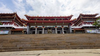 Sun Moon Gölü, Tayvan - 24 Mayıs 2023: Güneş Ay Gölü Wen Wu Tapınağı 'nın sakin ortamında heybetli Budist heykeller çevreyi şereflendirir, dinginlik, aydınlanma ve ahenk duygusu yayar.