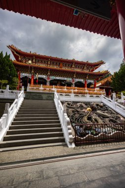 Sun Moon Gölü, Tayvan - 24 Mayıs 2023: Güneş Ay Gölü, Tayvan 'daki büyüleyici Wenwu Tapınağı, muhteşem mimarisi, canlı renkleri ve kutsal aurasıyla hayret verici. Büyüleyici bir kültür şaheseri.