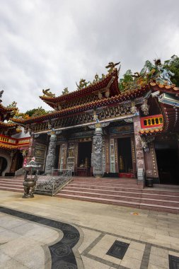 Sun Moon Gölü, Tayvan - 24 Mayıs 2023: Güneş Ay Gölü, Tayvan 'daki büyüleyici Wenwu Tapınağı, muhteşem mimarisi, canlı renkleri ve kutsal aurasıyla şaşkına döndü. Büyüleyici bir tarikat şaheseri.