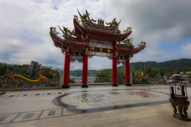 Sun Moon Gölü, Tayvan - 24 Mayıs 2023: Sun Moon Gölü, Tayvan 'daki Xuan Zang Tapınağı' nın giriş kapısı, karmaşık oymalar ve parlak renkler ile ihtişam yayar, kutsal bir diyara ziyaretçiler çağırır.