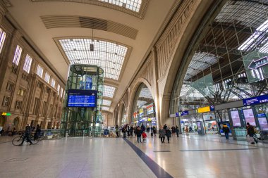 Leipzig, Almanya - 20 Şubat 2023: Leipzig ana tren istasyonu. Deutsche Bahn tren istasyonu veya Hauptbahnhof. İki katlı tren istasyonu. Avrupa 'nın en büyük terminal istasyonu