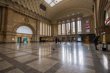 Leipzig, Almanya - 20 Şubat 2023: Leipzig ana tren istasyonu. Deutsche Bahn tren istasyonu veya Hauptbahnhof. İki katlı tren istasyonu. Avrupa 'nın en büyük terminal istasyonu