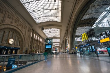 Leipzig, Almanya - 20 Şubat 2023: Leipzig ana tren istasyonu. Deutsche Bahn tren istasyonu veya Hauptbahnhof. İki katlı tren istasyonu. Avrupa 'nın en büyük terminal istasyonu