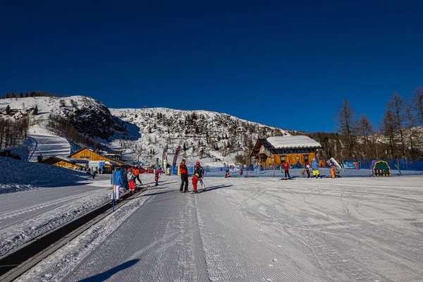 イタリアのファルケード 2023年2月18日 マジックカーペットとして一般的に知られているスキーリフトコンベアベルトの若者 彼のスキーは動く表面に休んで 運ばれる準備ができています — ストック写真