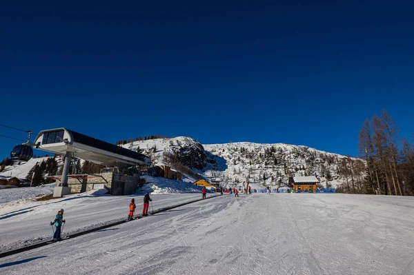 Falcade Italy February 2023 Young Man Ski Lift Conveyor Belt — Stock Photo, Image