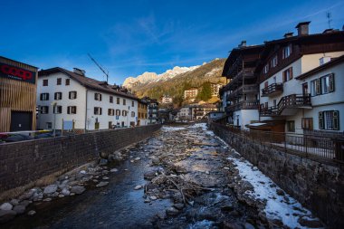 Moena, İtalya - 17 Şubat 2023: Kuzey İtalya bölgesindeki Trentino 'da Moena köyünde. Dolomitlerdeki Fassa Vadisi 'ndeki en büyük kasaba ve vadiye açılan kapı..