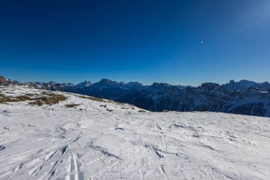 Karlı dağların güzel panoramik manzarası, İtalya 'daki güzel Avrupa kış dağları Dolomitler, kros kayakçıları ve kırsal bölgelerdeki kayakçılar için kayak pisti. Resimli kış manzarası