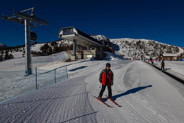 Falcade Itália Fevereiro 2023 Jovem Graciosamente Descendo Pista Esqui Que — Fotografia de Stock