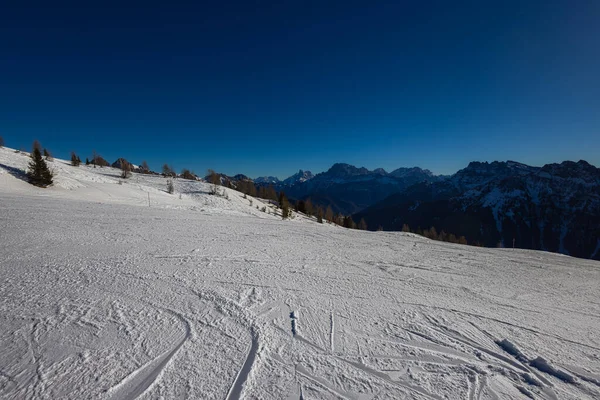 Piękny Alpejski Panoramiczny Widok Zaśnieżone Góry Piękne Europejskie Góry Zimowe — Zdjęcie stockowe