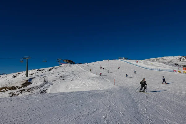 팔케이드 이탈리아 2023년 15일 스키와 슬로프 사람들은 스키를 운전합니다 시즌에 — 스톡 사진