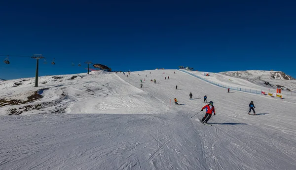 Falcade Itália Fevereiro 2023 Ski Slope Skier Blue Sky Pessoas — Fotografia de Stock