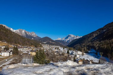 Karlı dağların güzel panoramik manzarası, İtalya 'daki güzel Avrupa kış dağları Dolomitler, kros kayakçıları ve kırsal bölgelerdeki kayakçılar için kayak pisti. Resimli kış manzarası