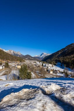 Karlı dağların güzel panoramik manzarası, İtalya 'daki güzel Avrupa kış dağları Dolomitler, kros kayakçıları ve kırsal bölgelerdeki kayakçılar için kayak pisti. Resimli kış manzarası