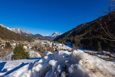 Karlı dağların güzel panoramik manzarası, İtalya 'daki güzel Avrupa kış dağları Dolomitler, kros kayakçıları ve kırsal bölgelerdeki kayakçılar için kayak pisti. Resimli kış manzarası
