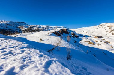 Karlı dağların güzel panoramik manzarası, İtalya 'daki güzel Avrupa kış dağları Dolomitler, kros kayakçıları ve kırsal bölgelerdeki kayakçılar için kayak pisti. Resimli kış manzarası