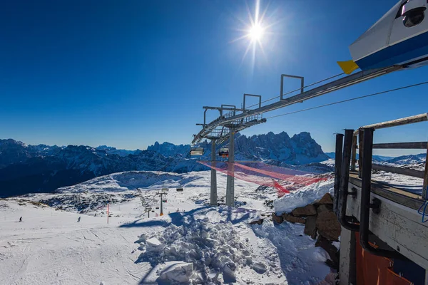 Falcade Włochy Lutego 2023 Stacji Kolejowej Górach Dolomitów Narciarze Czekają — Zdjęcie stockowe